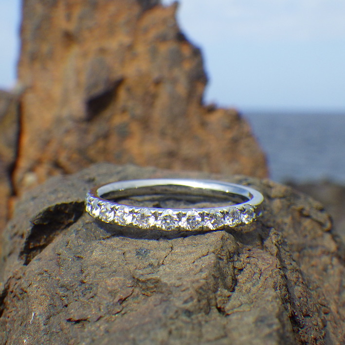 ハーフエタニティセッティングのダイヤモンドリング 