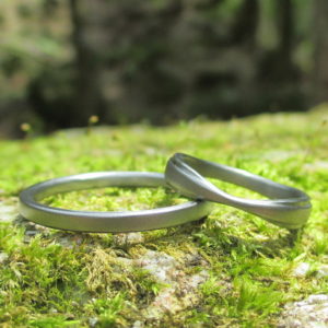 リボンのデザイン・ハフニウムの結婚指輪