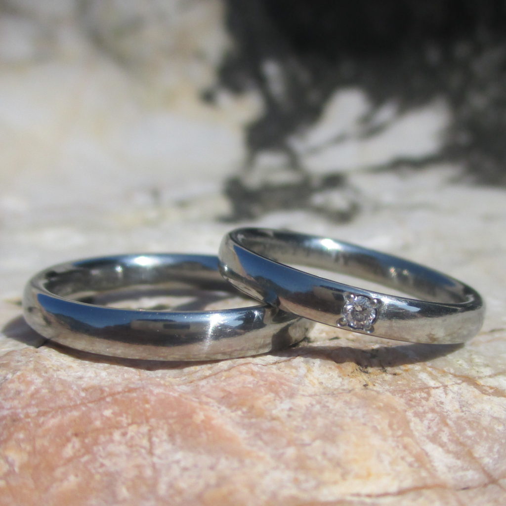 ダイヤモンドを石留めしたハフニウムの結婚指輪　Hafnium Rings