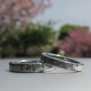 サクラの花びらが舞うタンタルの結婚指輪　Tantalum Rings