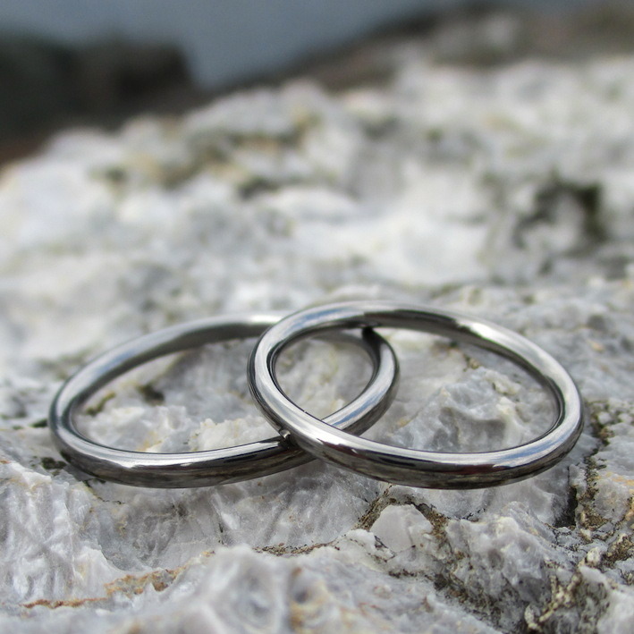 細身でシンプルなタンタルの結婚指輪　Tantalum Rings