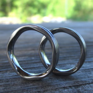 内周に特徴的な彫刻・タンタルの結婚指輪　Tantalum Rings