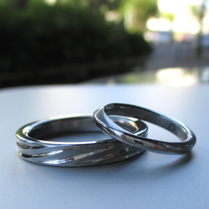 １つのハフニウム材から、２つの異なるデザインを削り出したハフニウムの結婚指輪　Hafnium Rings