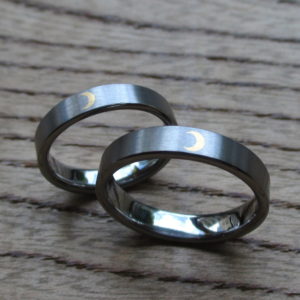 金の三日月の象嵌が美しいタンタルの結婚指輪　Tantalum Rings