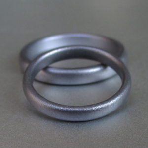 金属アレルギーにならないシンプルなタンタルの結婚指輪　Tantalum Rings