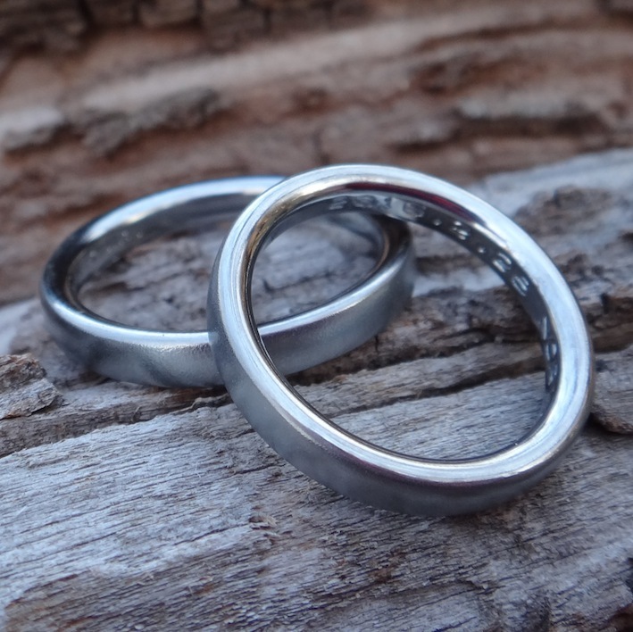 シンプルで美しい ハフニウムの結婚指輪　Hafnium Rings