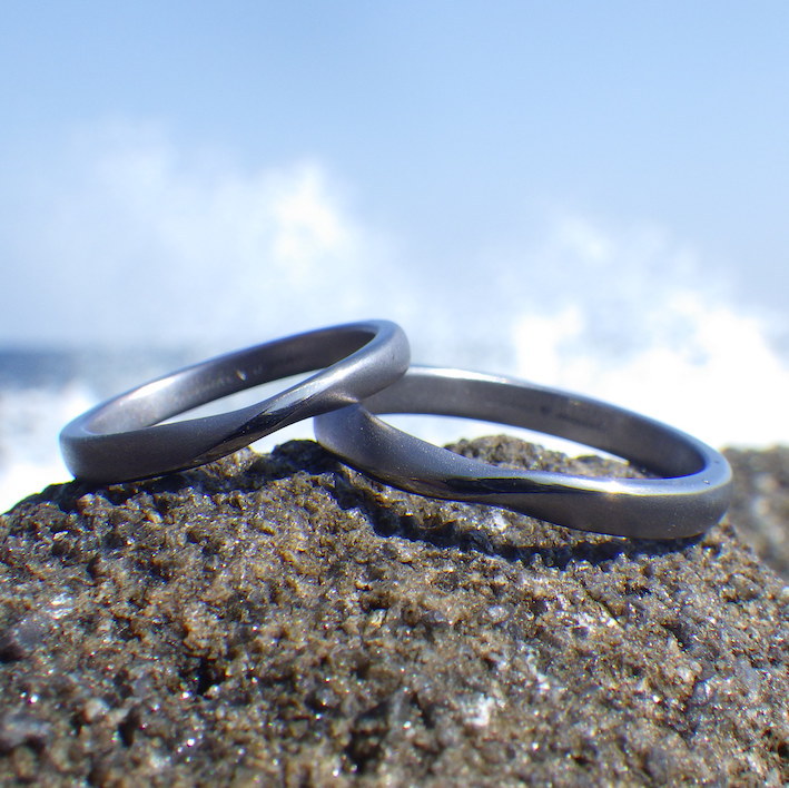 着け心地の良い丸みをつけたメビウスの輪・タンタルの結婚指輪　Tantalum Rings