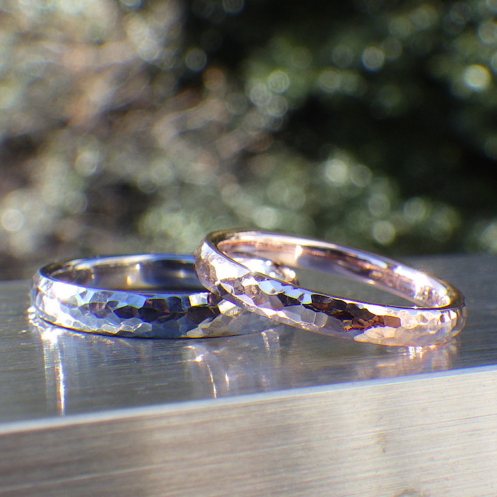 タンタルとピンクゴールドの鎚目仕上げの結婚指輪　Tantalum & Pink Gold Rings