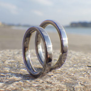 シンプルな平打ちだからこそ素材の美しさが映えるタンタルの結婚指輪　Tantalum Rings
