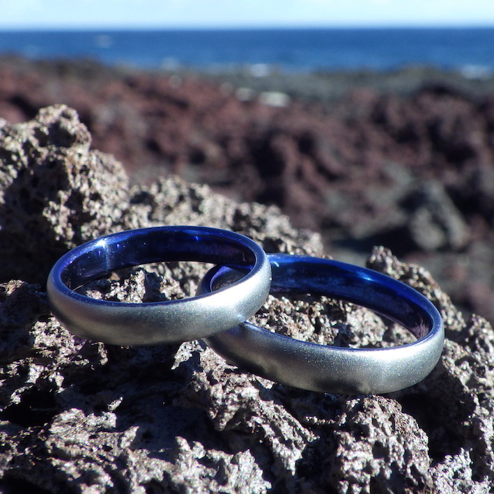 ハフニウムのロイヤルブルー発色が美しい結婚指輪　Hafnium Rings
