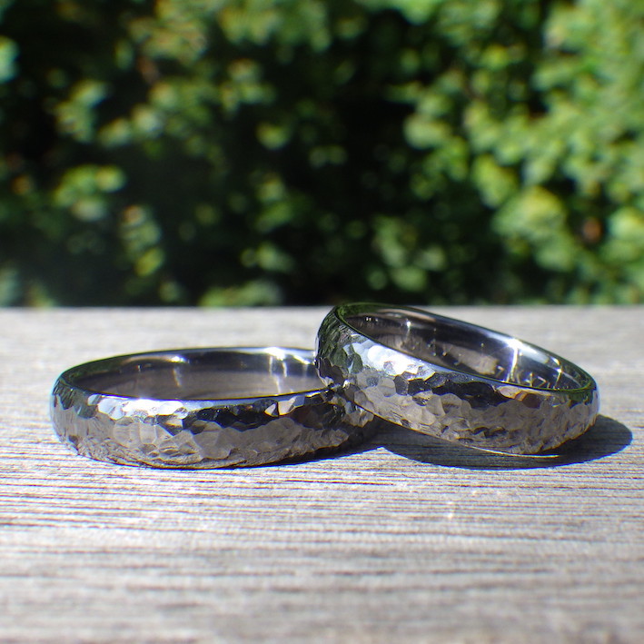 陽の光をばらまく美しい鎚目仕上げ・タンタルの結婚指輪　Tantalum Rings