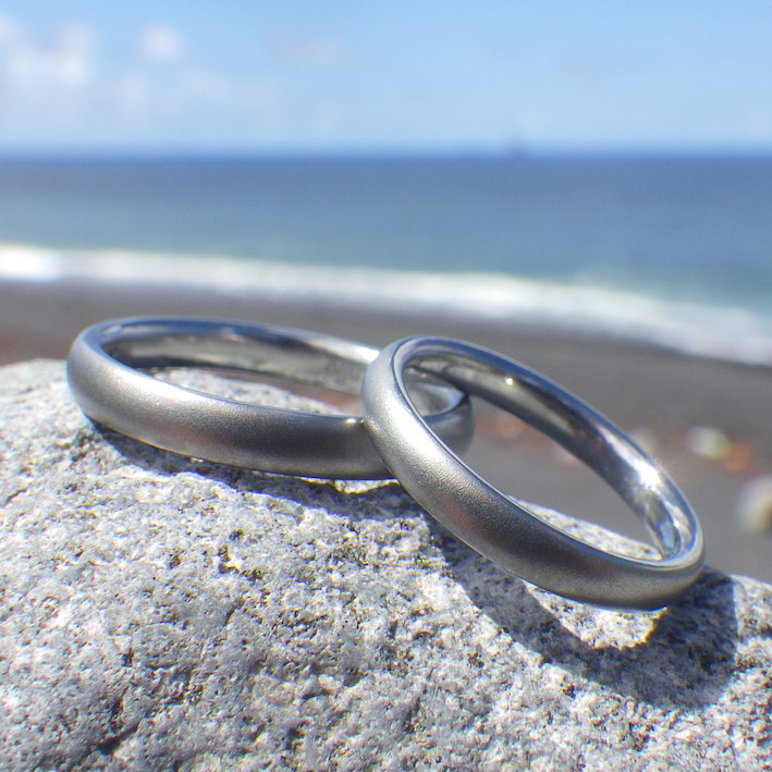 海や温泉など、一切腐食や変色しないハフニウムの結婚指輪　Hafnium Rings