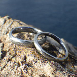 美しさと実用性を兼ね備えた綾目ヘアライン仕上げ・ハフニウムの結婚指輪　Hafnium Rings