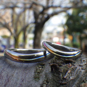ブルー〜イエロー〜ピンクのグラデーションライン・ジルコニウムの結婚指輪　Zirconium Rings