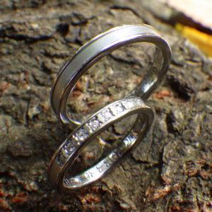 ダイヤモンドが煌びやかに輝くハフニウムの結婚指輪　Hafnium Rings