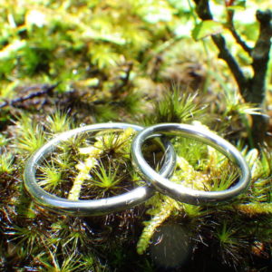 シンプルで丈夫、金属アレルギーにならないハフニウムの結婚指輪　Hafnium Rings