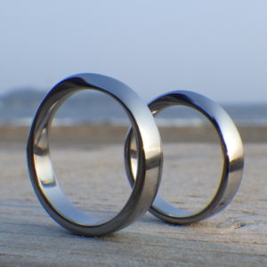 金属アレルギーの心配がない美しい金属素材・ハフニウムの結婚指輪　Hafnium Rings