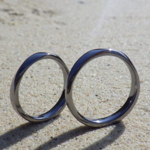 タンタルの深く澄んだ黒色・金属アレルギー対応の結婚指輪　Tantalum Rings