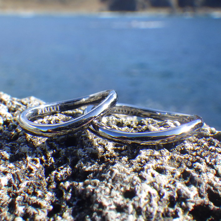 見る方向によって無限大♾にもS字にも見えるウェーブ・ハフニウムの結婚指輪