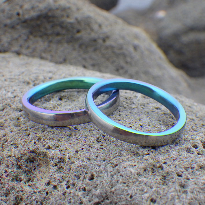 トロピカルグリーンに輝くジルコニウムの結婚指輪
