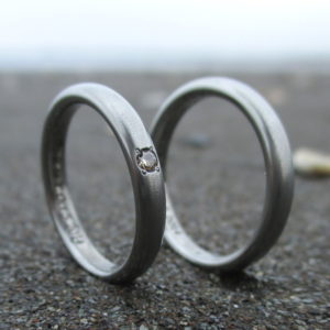 ブラウンダイヤモンドが美しいハフニウムの結婚指輪　Hafnium Rings