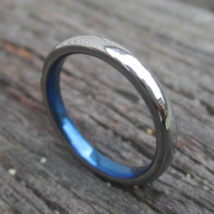 白いハフニウムと青いチタンを組み合わせた指輪　Hafnium × Titanium Ring