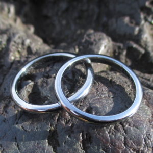 細身で肌になじむ着け心地のハフニウムの結婚指輪　Hafnium Rings