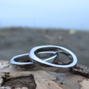 柔らかな曲線が美しいハフニウムの結婚指輪　Hafnium Rings