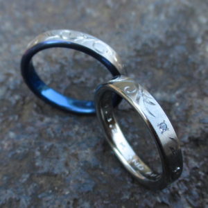 蔦の彫刻・ハフニウムとジルコニウムの結婚指輪　Hafnium & Zirconium Rings