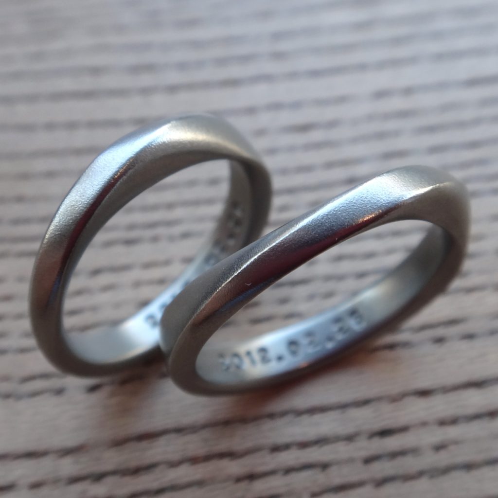 ハフニウム素材のメビウスの輪 結婚指輪　Hafnium Rings