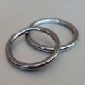 サクラとクロユリを刻印 シンプルなタンタルの結婚指輪　Tantalum Rings