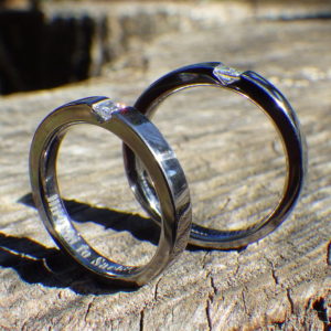 プリンセスハグ・セッティングのタンタルの結婚指輪　Tantalum Rings