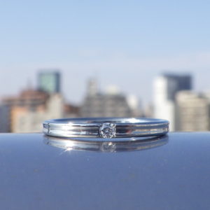 結婚指輪との重ね付けが美しいシンプルな婚約指輪　Hafnium Ring