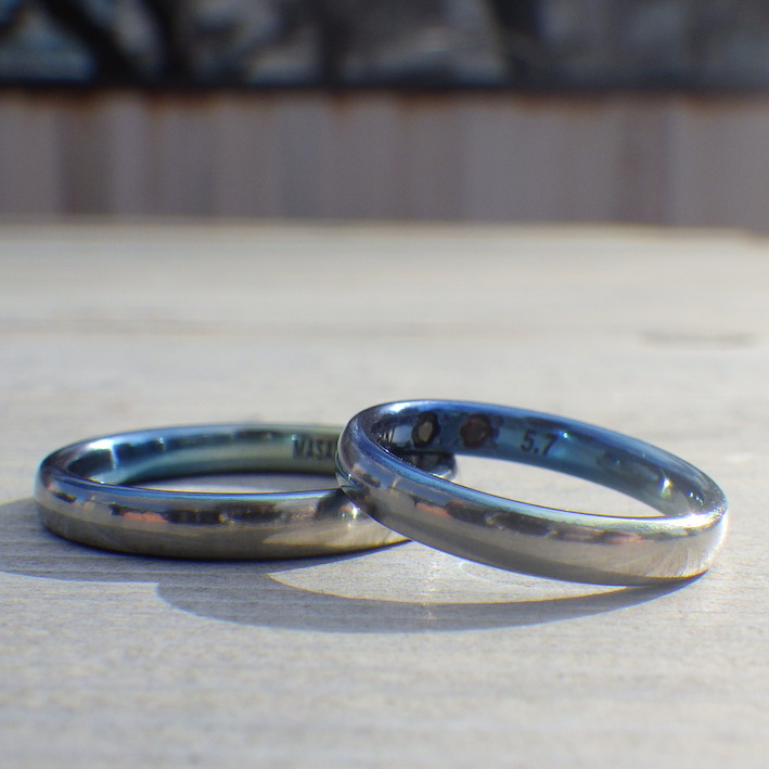 アレキサンドライトとガーネットとジルコニウムの発色が美しい結婚指輪　Zirconium Rings