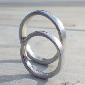 丈夫で安心安全な美しい素材・ハフニウムの結婚指輪　Hafnium Rings