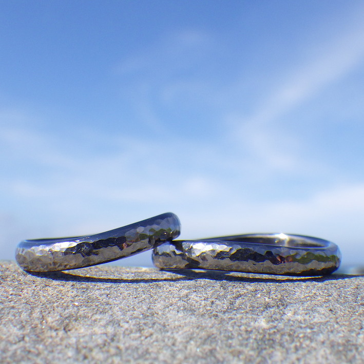 鎚目仕上げがキラキラ輝くタンタルの結婚指輪　Tantalum Rings