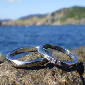 ハフニウムにダイヤモンドの石留めが美しい結婚指輪　Hafnium Rings