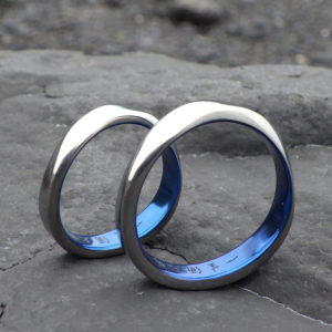 ロイヤルブルーの美しい構造発色・ハフニウムのペアリング　Hafnium Rings