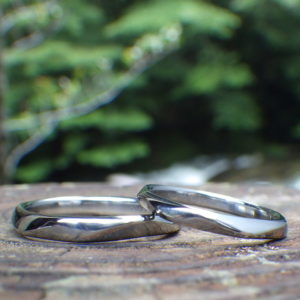 揺らぎが美しい４回ねじりのデザイン・ハフニウムの結婚指輪　Hafnium Rings