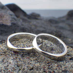 永遠を象徴するメビウスの輪・イリジウムの結婚指輪　Iridium Rings