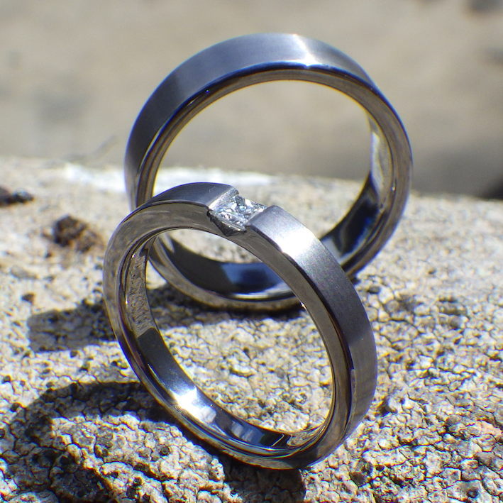 タンタルの指輪にプリンセスカットのダイヤモンドを石留め　Tantalum Rings