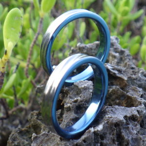 鮮やかなロイヤルブルー・ハフニウムの結婚指輪　Hafnium Rings