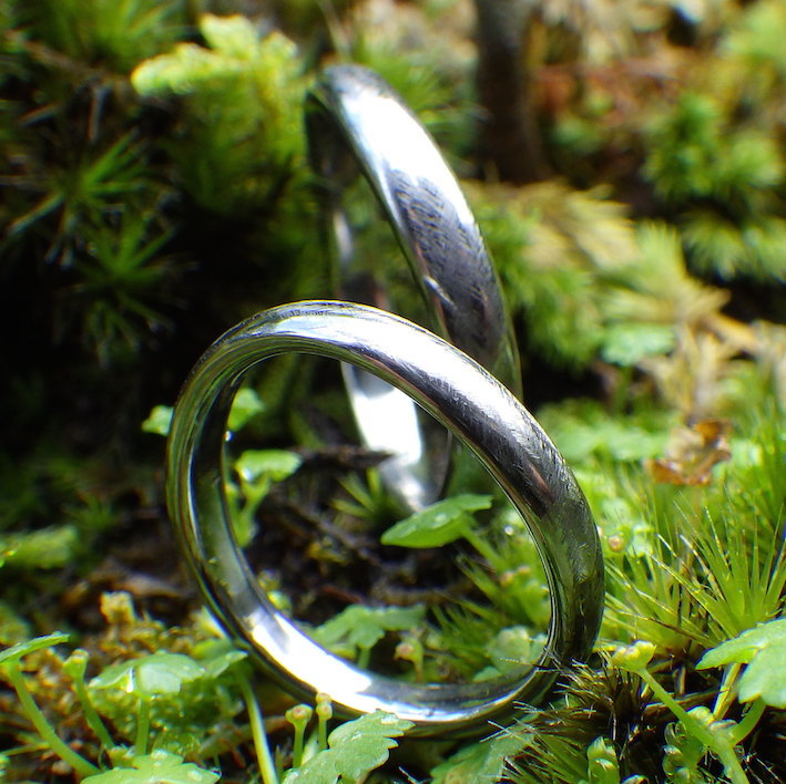 ゆるやかなウェーブが美しいタンタルの結婚指輪　Tantalum Rings