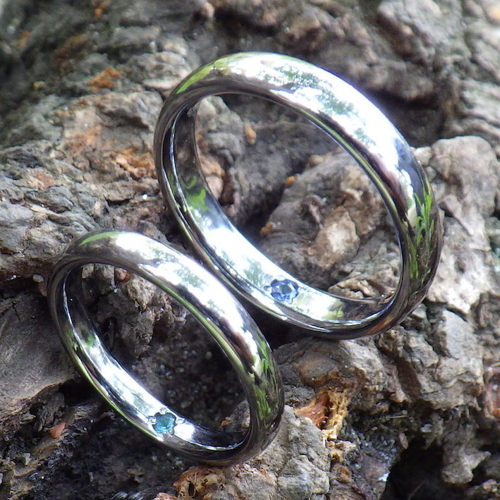 サファイヤとパライバトルマリンを石留め・タンタルの結婚指輪　Tantalum Rings