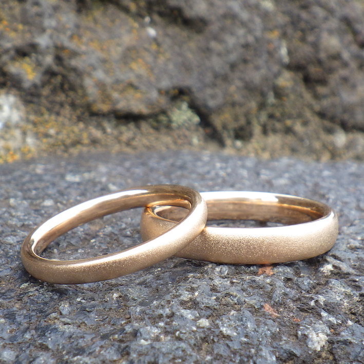 オレンジゴールドの独特の色調が美しい結婚指輪　22K Orange Gold Rings
