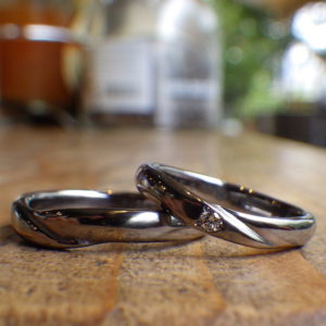 両家の家紋をリングに刻印・タンタルの結婚指輪　Tantalum Rings