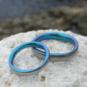 ブルーグリーンの美しい発色・ジルコニウムの結婚指輪　Zirconium Rings