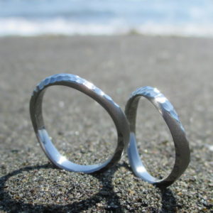 輝く海面のような鎚目仕上げ・ハフニウムの結婚指輪　Hafnium Rings