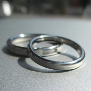 手触りがここちよいハフニウムの結婚指輪　Hafnium Rings