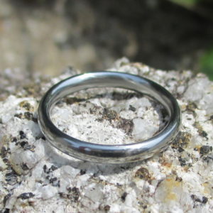 シンプルで実用性の高いハフニウムの結婚指輪　Hafnium Ring